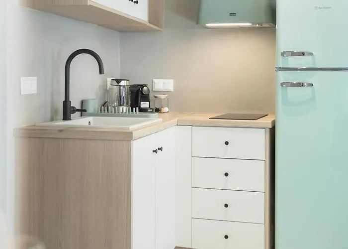 Daphni Premium - Peaceful Veranda In Old Town Apartamento Tínos